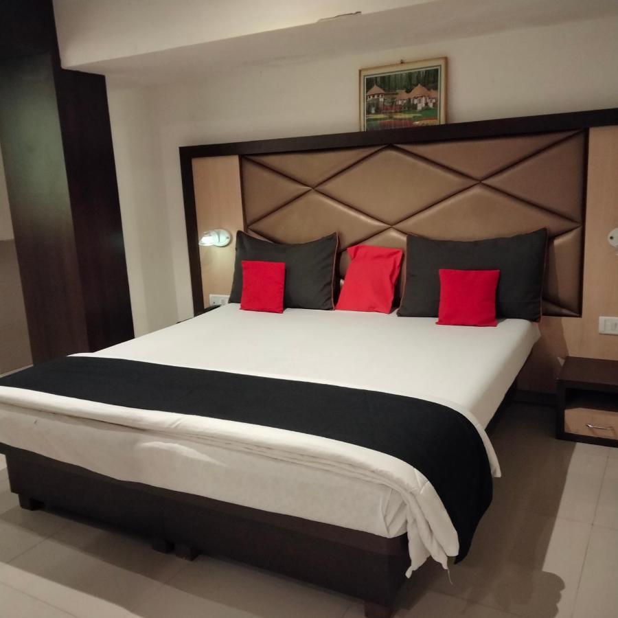 Hotel Everest Lodging Navi Mumbai Exteriör bild