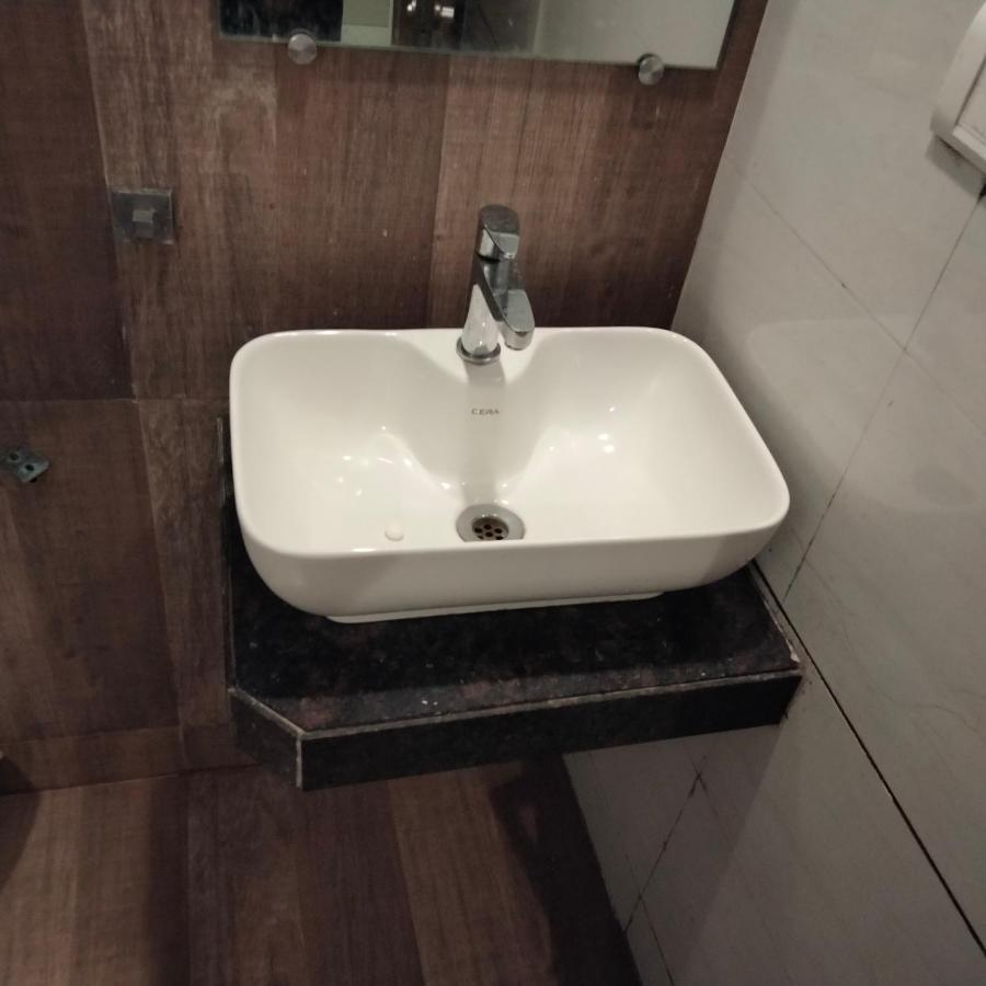 Hotel Everest Lodging Navi Mumbai Exteriör bild