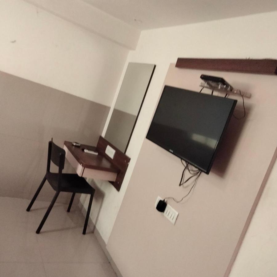 Hotel Everest Lodging Navi Mumbai Exteriör bild