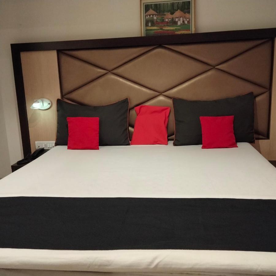Hotel Everest Lodging Navi Mumbai Exteriör bild