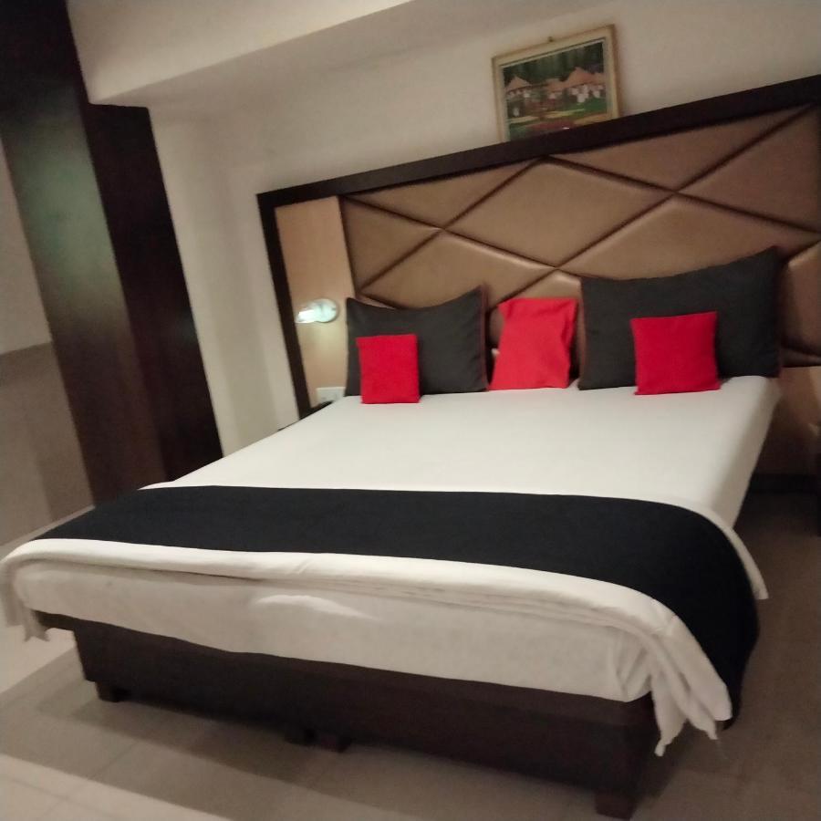 Hotel Everest Lodging Navi Mumbai Exteriör bild