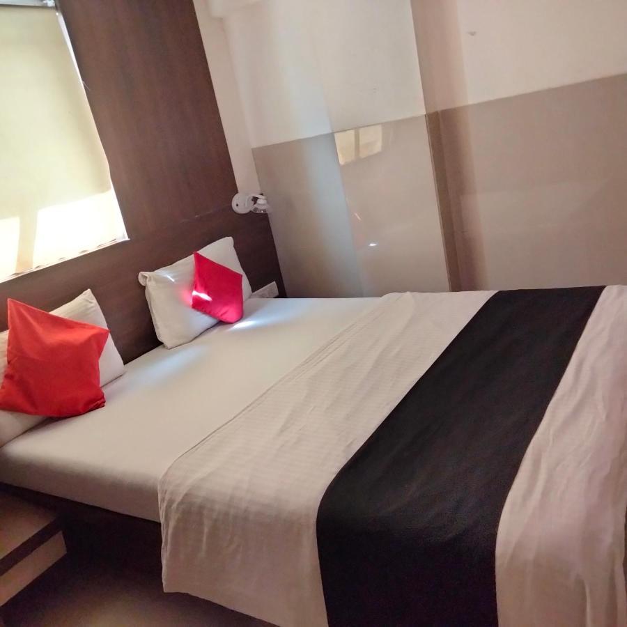 Hotel Everest Lodging Navi Mumbai Exteriör bild