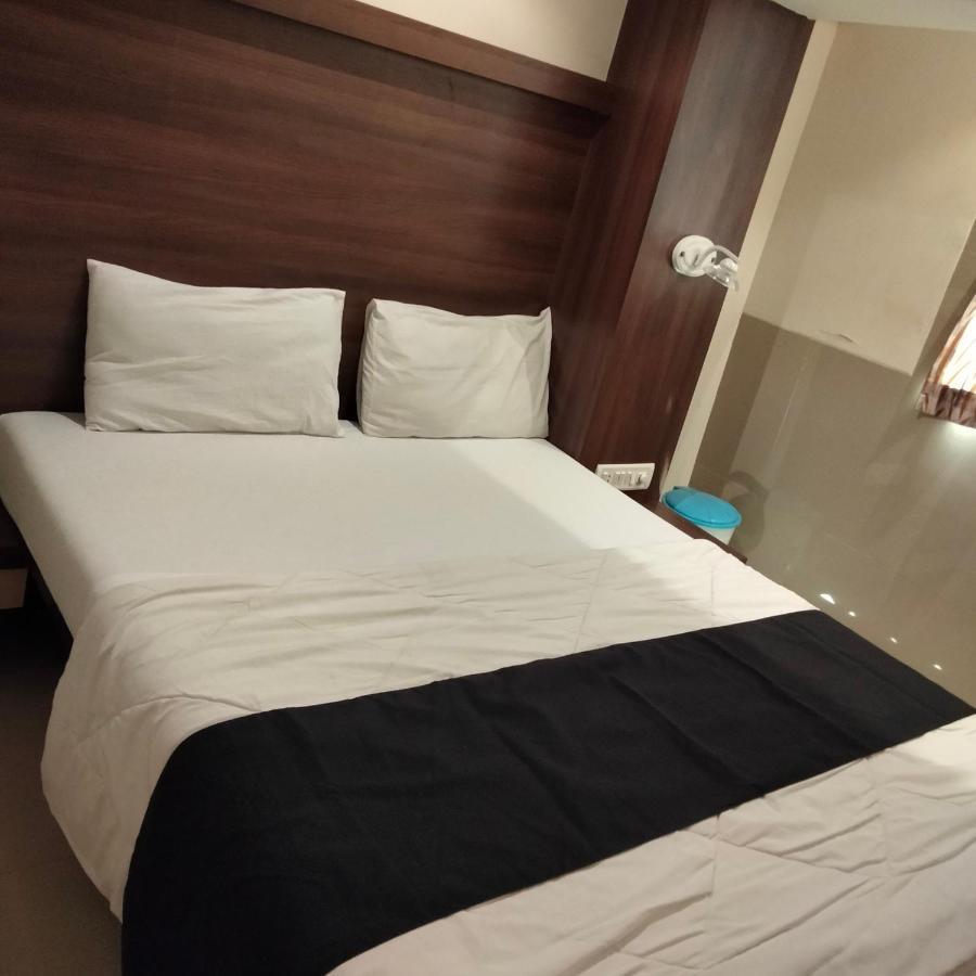 Hotel Everest Lodging Navi Mumbai Exteriör bild