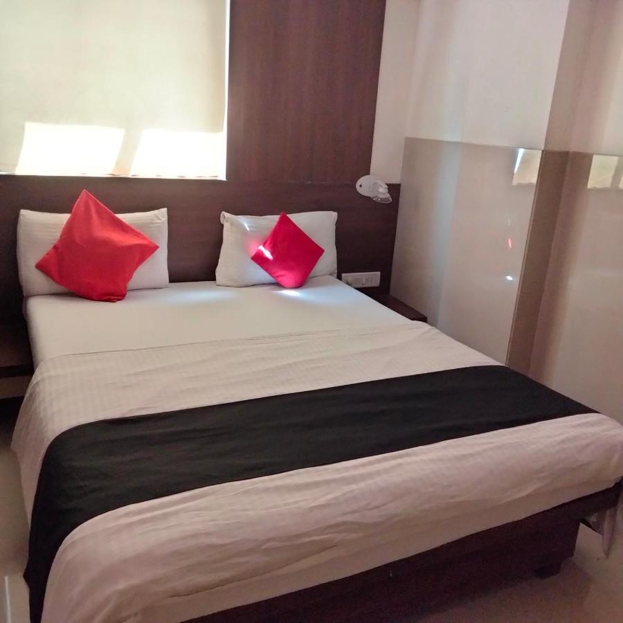 Hotel Everest Lodging Navi Mumbai Exteriör bild