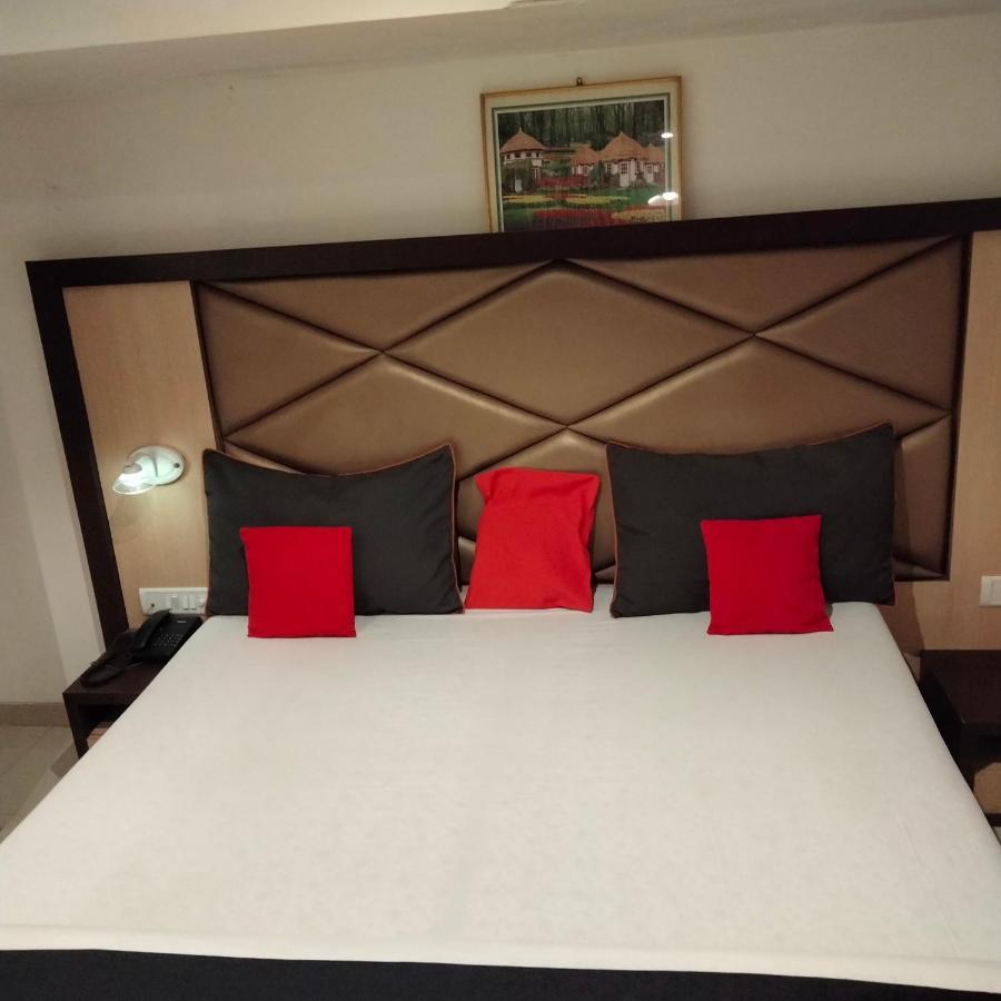 Hotel Everest Lodging Navi Mumbai Exteriör bild