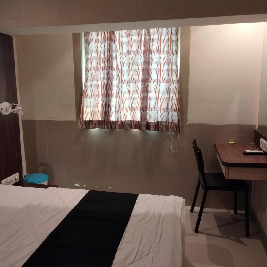 Hotel Everest Lodging Navi Mumbai Exteriör bild