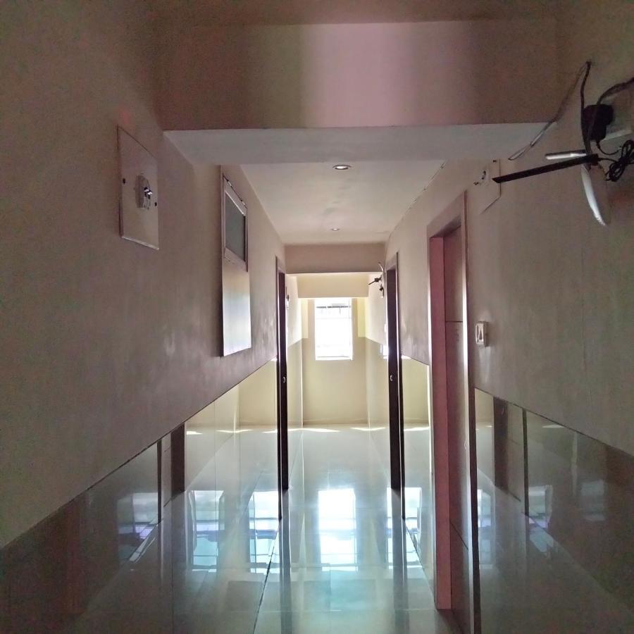 Hotel Everest Lodging Navi Mumbai Exteriör bild