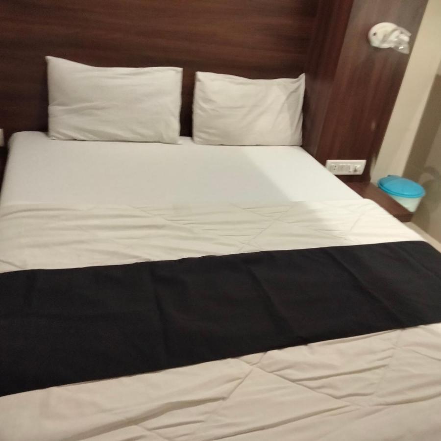 Hotel Everest Lodging Navi Mumbai Exteriör bild