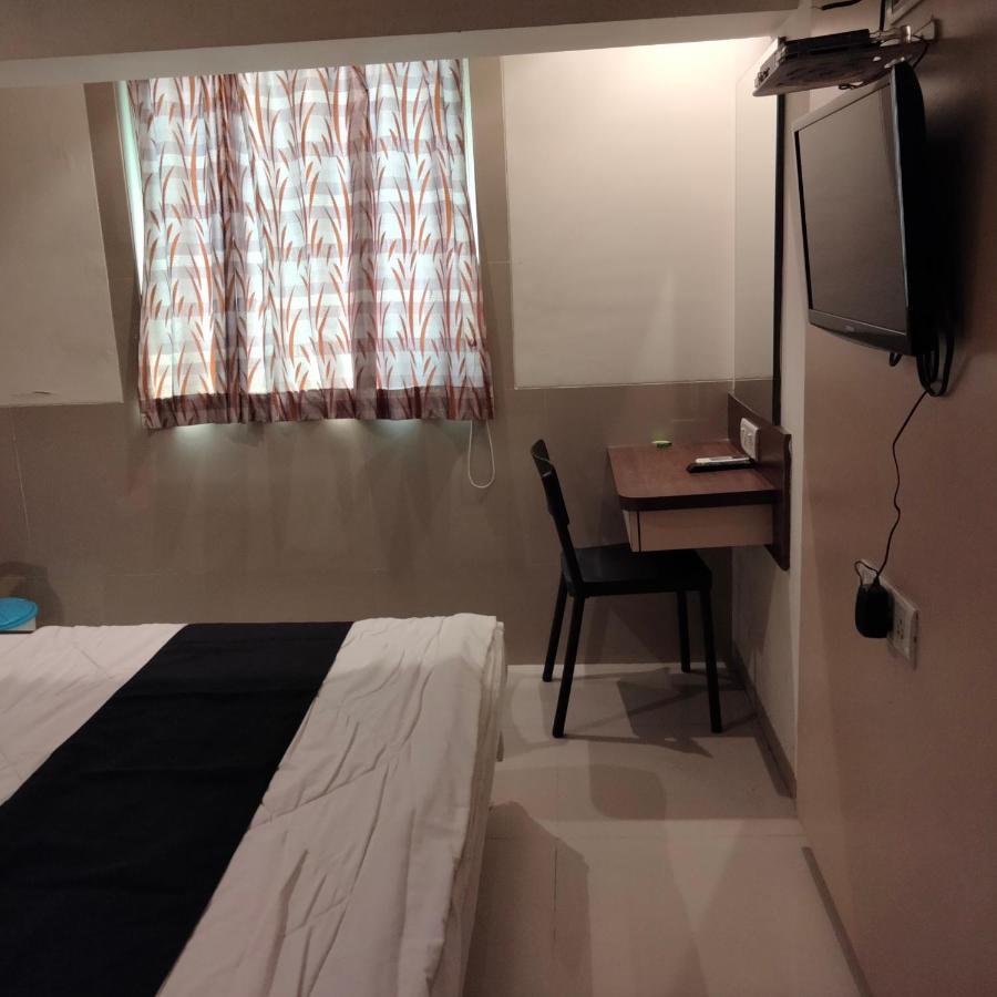 Hotel Everest Lodging Navi Mumbai Exteriör bild