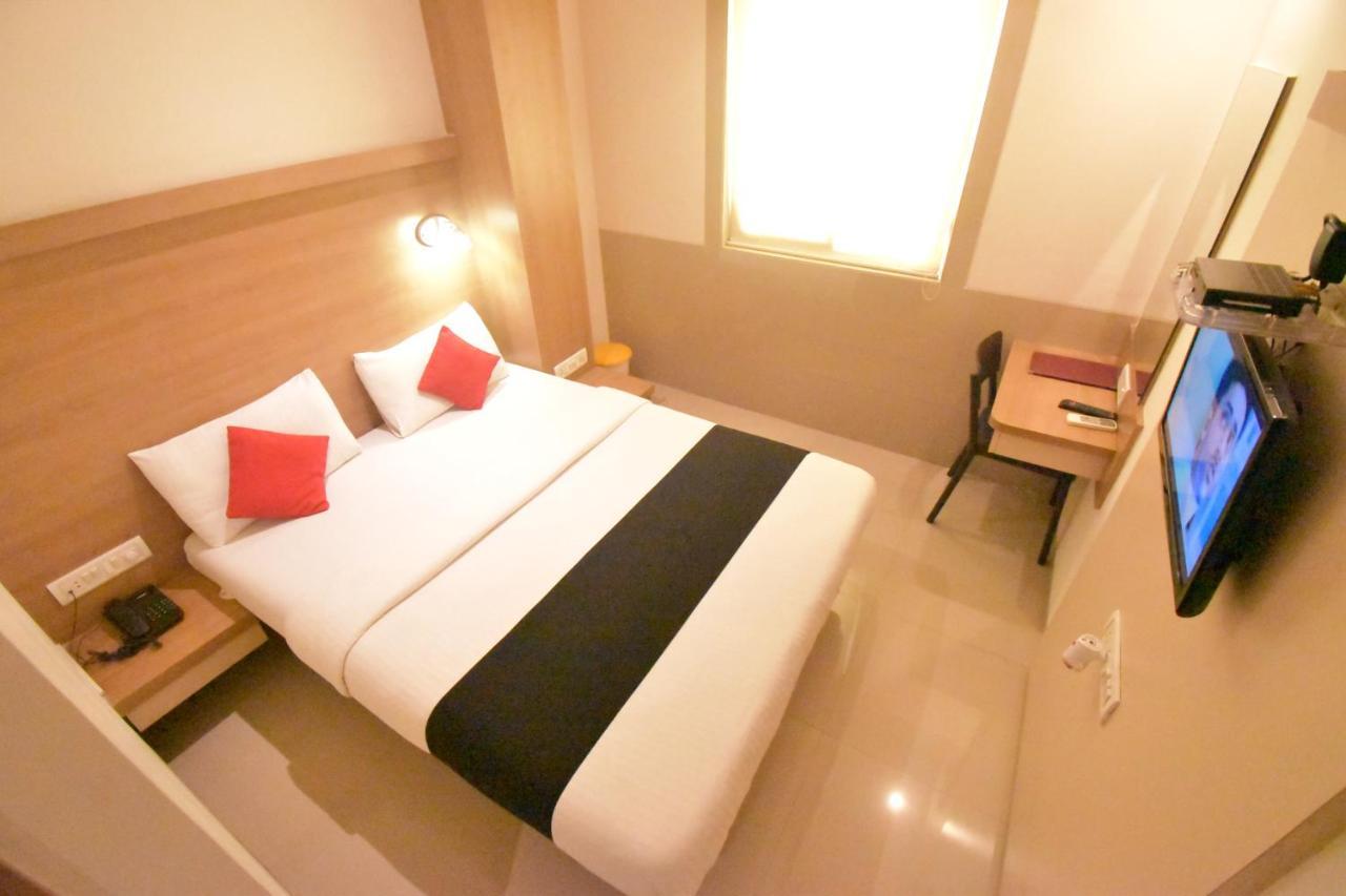 Hotel Everest Lodging Navi Mumbai Exteriör bild