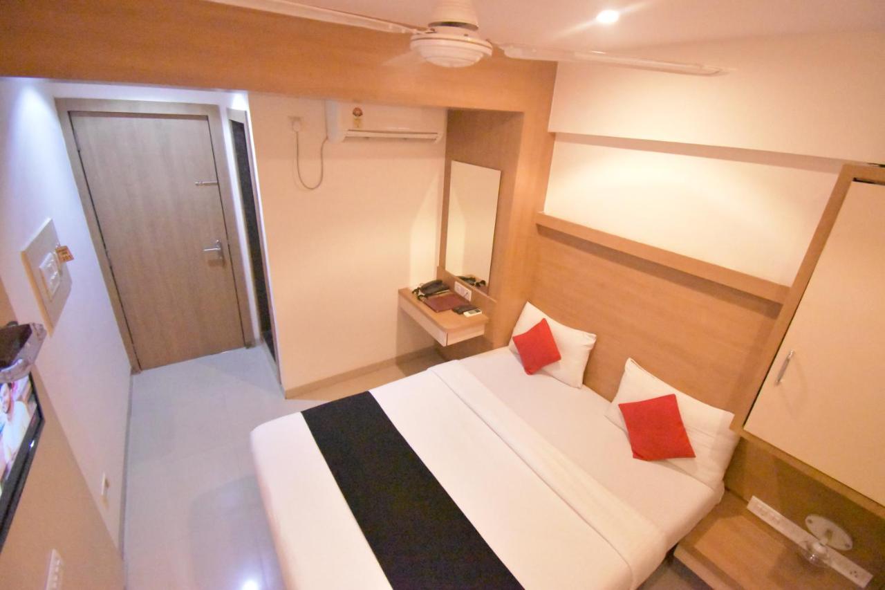Hotel Everest Lodging Navi Mumbai Exteriör bild