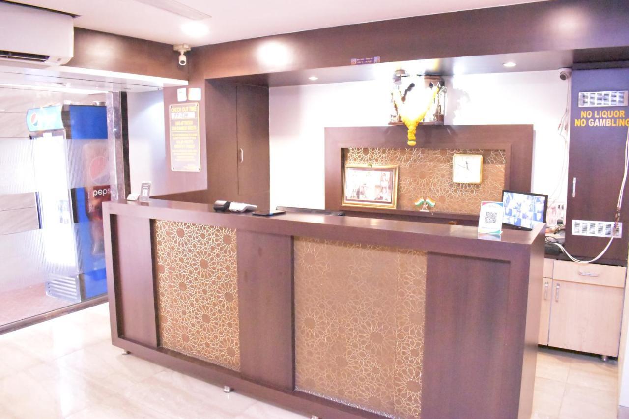 Hotel Everest Lodging Navi Mumbai Exteriör bild