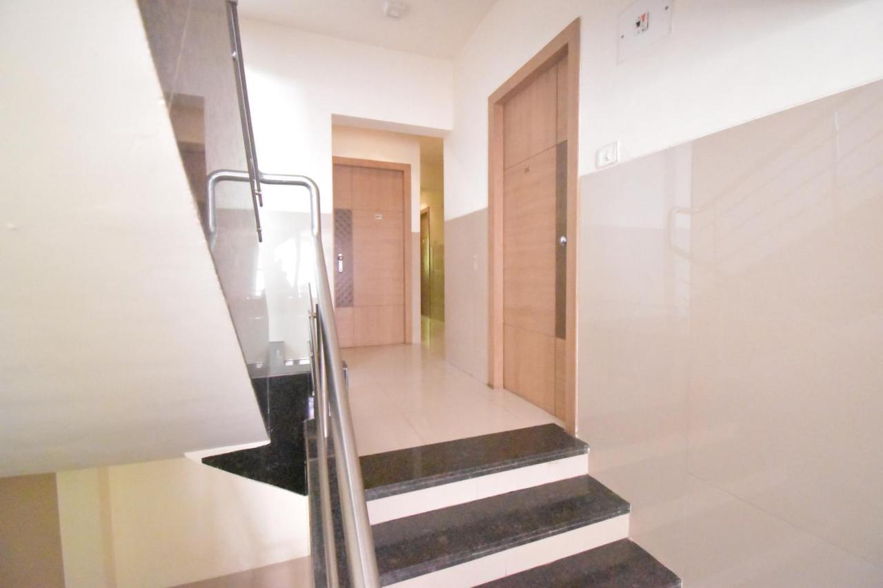 Hotel Everest Lodging Navi Mumbai Exteriör bild