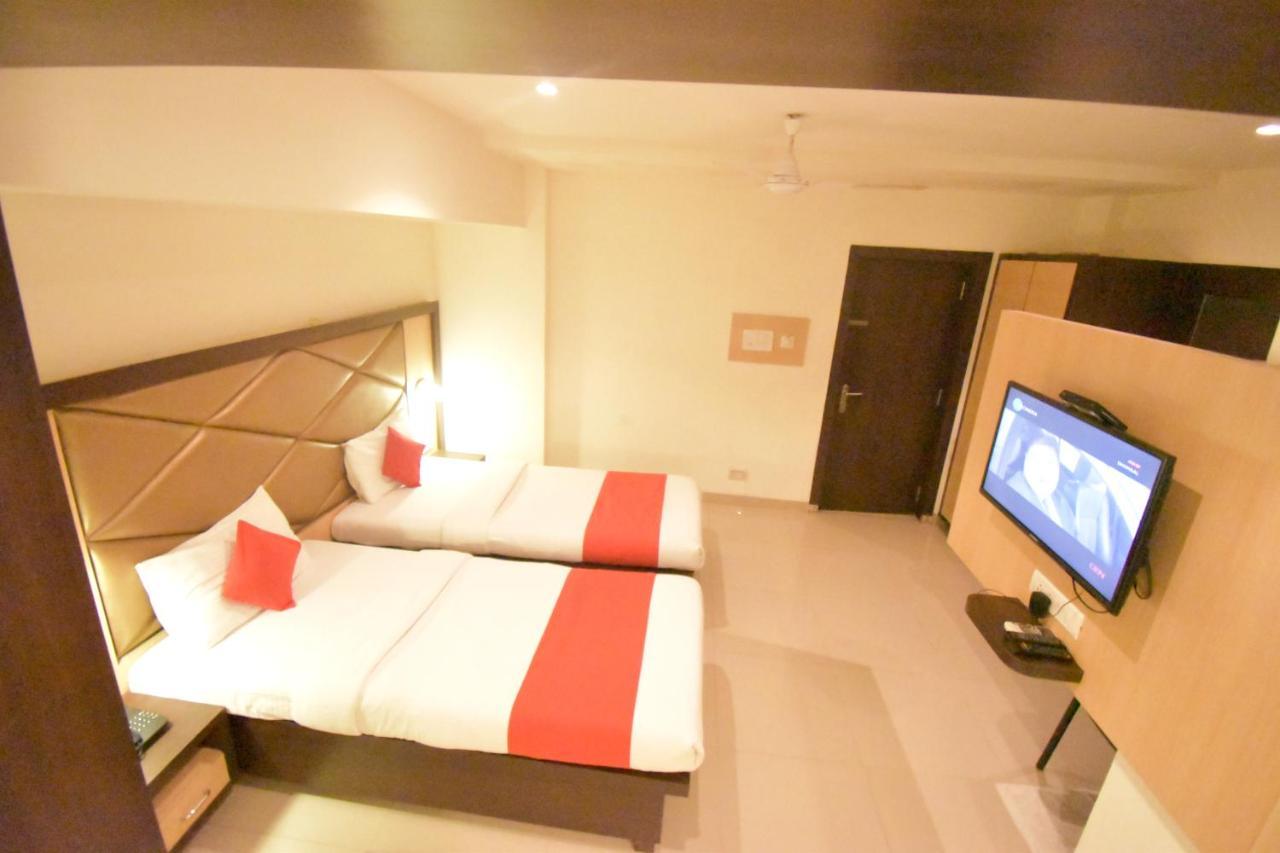 Hotel Everest Lodging Navi Mumbai Exteriör bild