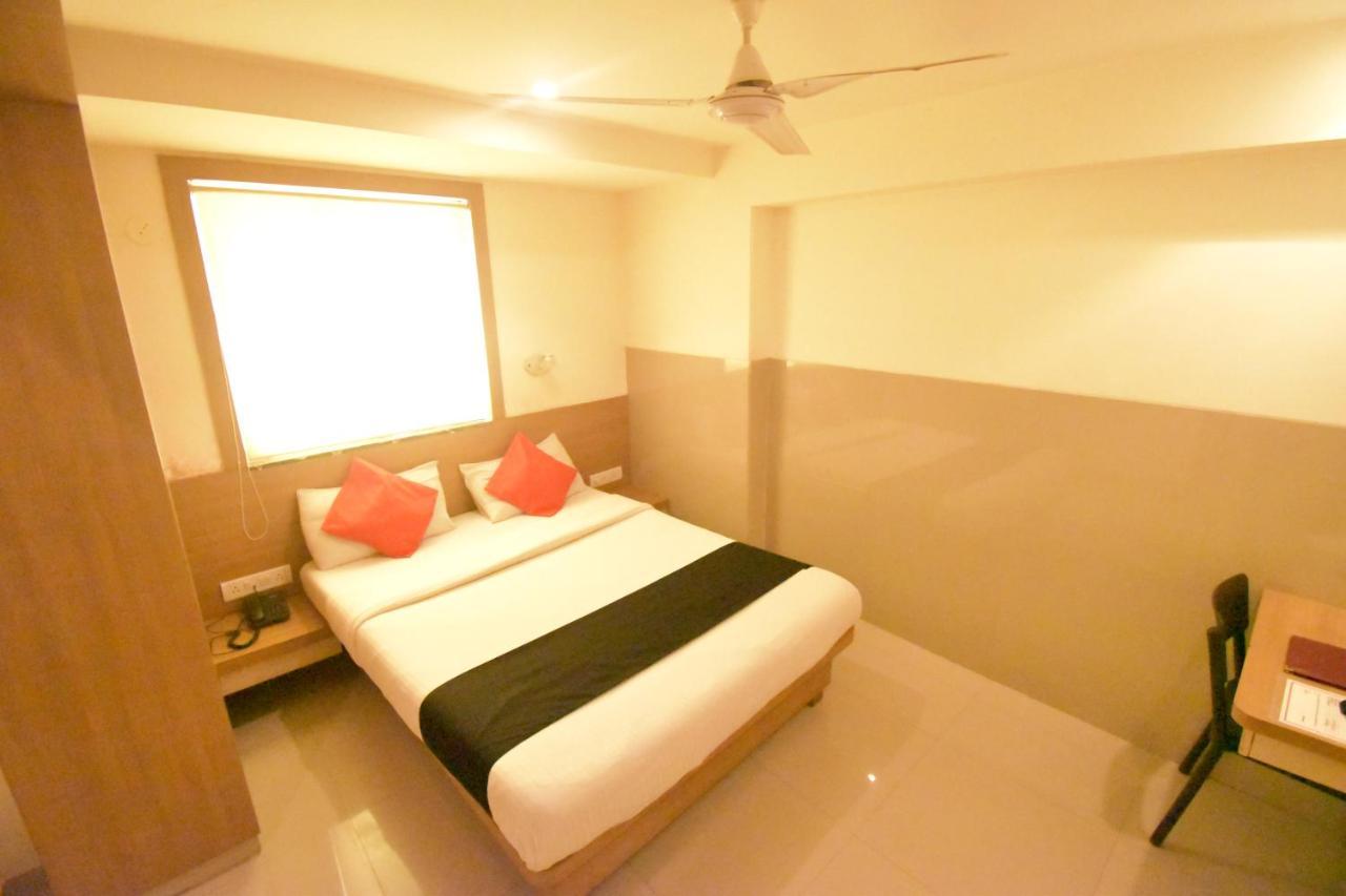 Hotel Everest Lodging Navi Mumbai Exteriör bild