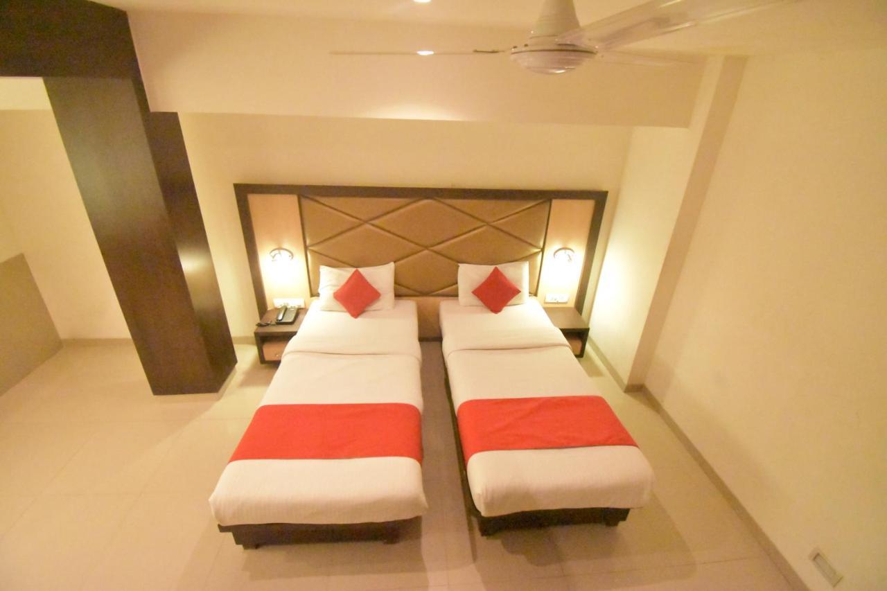 Hotel Everest Lodging Navi Mumbai Exteriör bild