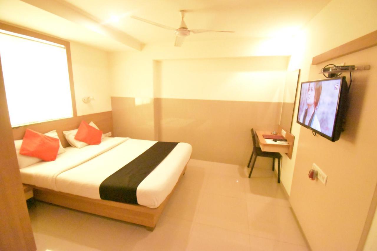 Hotel Everest Lodging Navi Mumbai Exteriör bild