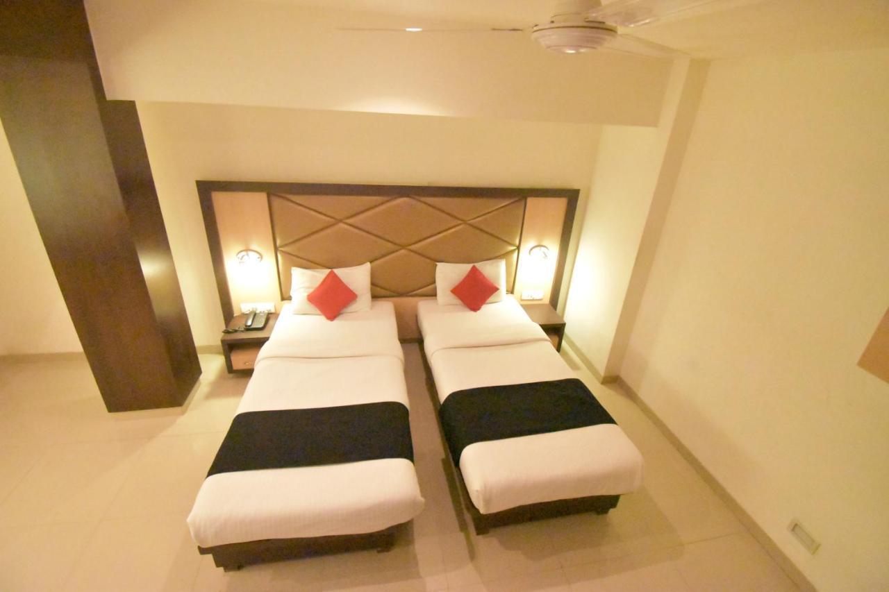 Hotel Everest Lodging Navi Mumbai Exteriör bild