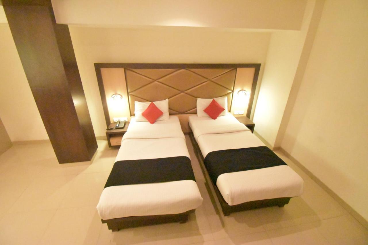 Hotel Everest Lodging Navi Mumbai Exteriör bild