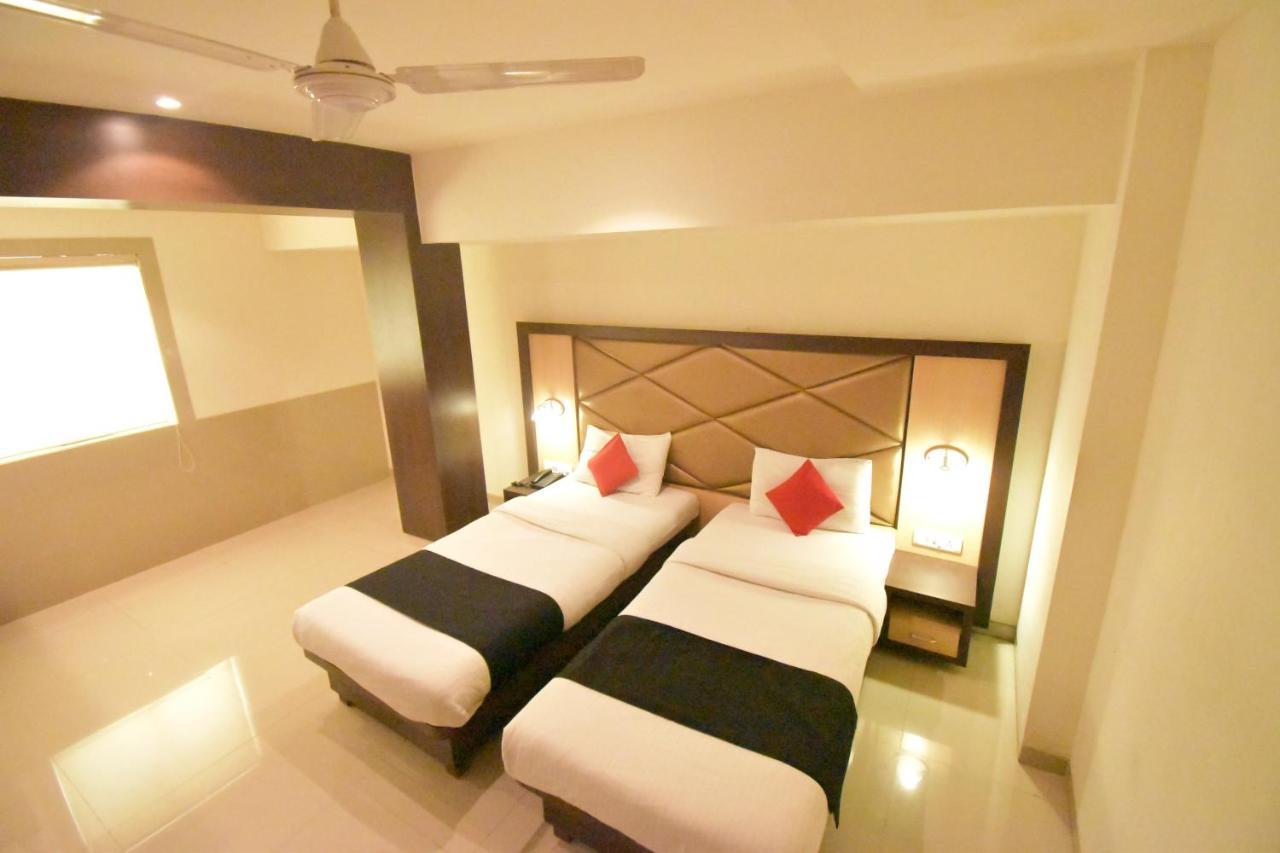 Hotel Everest Lodging Navi Mumbai Exteriör bild