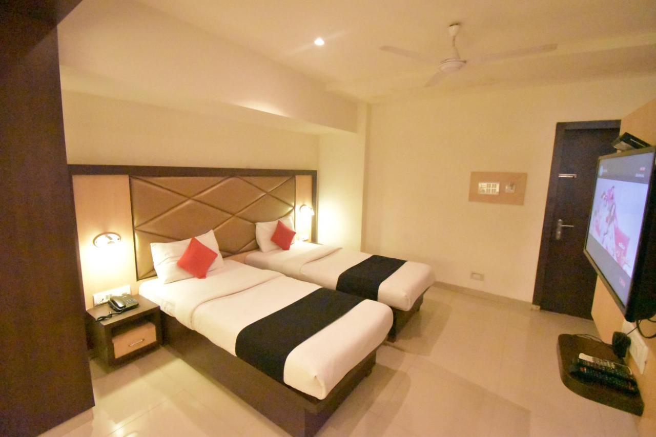 Hotel Everest Lodging Navi Mumbai Exteriör bild